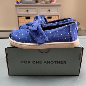 EUC TOMS Blue Polka Dot Toddler Shoes Size 7